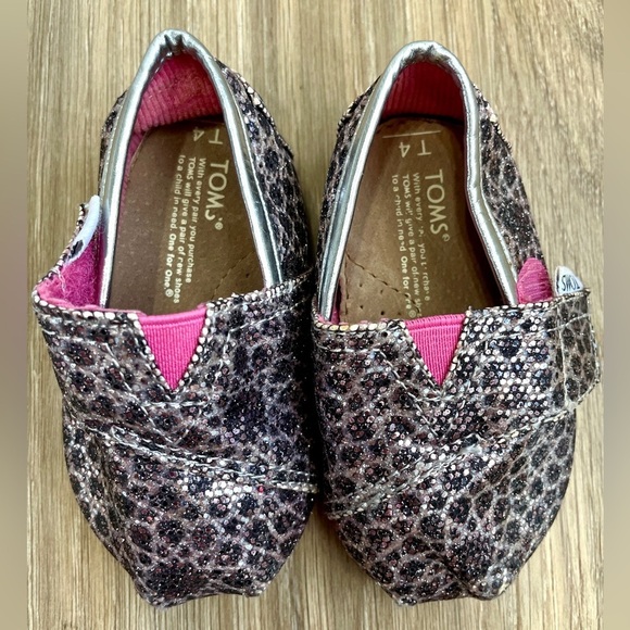 TOMS Baby Girls Silver Moroccan Shoes sz 4 T  EUC - Picture 1 of 5
